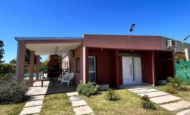 ACEPTA PERMUTA! Casa de 3 dormitorios con pileta en Barrio Privado Canchón de los Nogales.