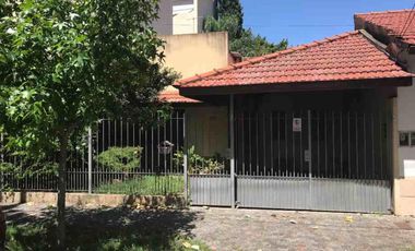 Casa de 4 ambientes con entrada de auto, Quilmes.