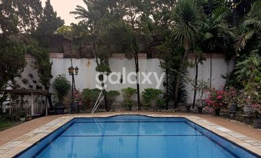 Rumah Klasik Luas dengan Kolam & Taman di Bintaro Sektor 7 (SEWA)