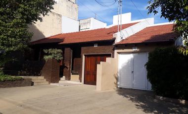 Casa en venta - 4 dormitorios 2 baños - Cochera - 210mts2 - Tolosa, La Plata