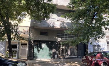 Quirno 600 - Gran Casa Lote Propio c/ cochera y Local  Gran Galpón/Taller - Flores