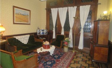 Chalet estilo Tudor desarrollado en dos plantas Loma Santa Cecilia