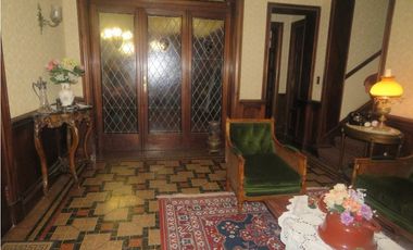 Chalet estilo Tudor desarrollado en dos plantas Loma Santa Cecilia