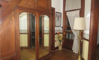 Chalet estilo Tudor desarrollado en dos plantas Loma Santa Cecilia