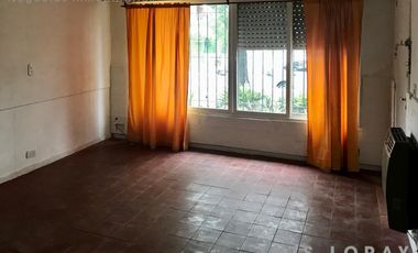 Propiedad ubicada a 200 metros de la Avenida Tomás Espora y a 400 metros de la estación .