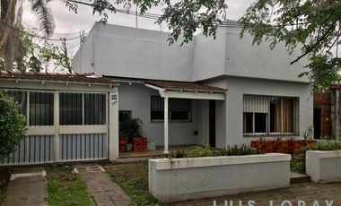 Propiedad ubicada a 200 metros de la Avenida Tomás Espora y a 400 metros de la estación .