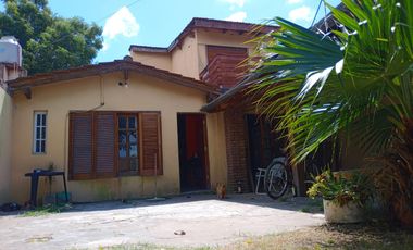 VENTA VENTA MUY BUENA ZONA Casa sobre amplio lote a metros de estación