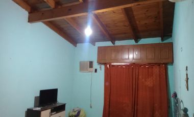 VENTA VENTA MUY BUENA ZONA Casa sobre amplio lote a metros de estación