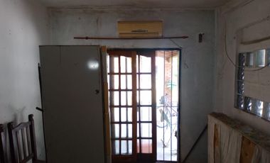 VENTA VENTA MUY BUENA ZONA Casa sobre amplio lote a metros de estación