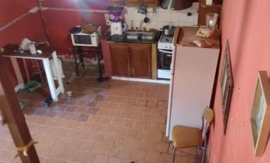 VENTA VENTA MUY BUENA ZONA Casa sobre amplio lote a metros de estación