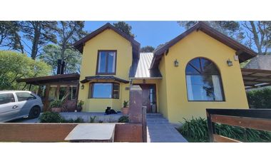 Chalet cinco ambientes. Olga 700. Sierras de los Padres. Venta.