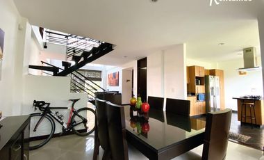 casa en arriendo en loma del escobero. Cod A11426