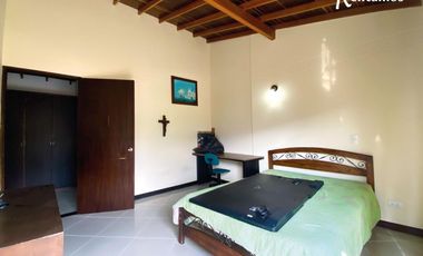 casa en arriendo en loma del escobero. Cod A11426