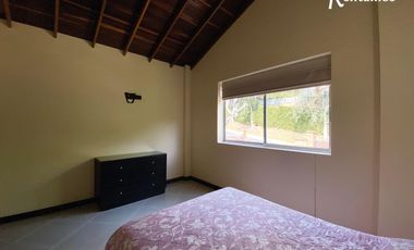 casa en arriendo en loma del escobero. Cod A11426