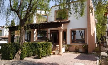 Casa en venta en Toluca en Hacienda con Piscina, Casa Club y Cancha de Tenis.