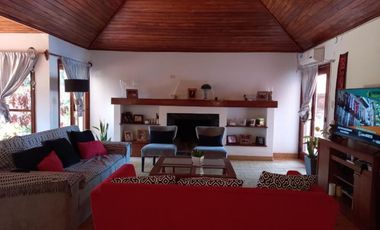 Importante casa de 3 dormitorios (principal en suite), piscina, 200 m2 cubiertos/800 m2 de terreno.