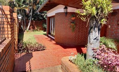 Importante casa de 3 dormitorios (principal en suite), piscina, 200 m2 cubiertos/800 m2 de terreno.