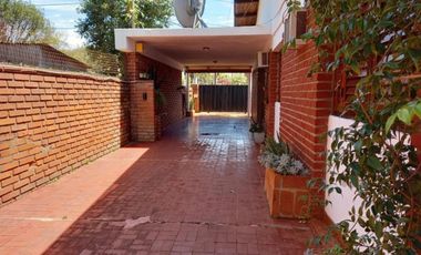 Importante casa de 3 dormitorios (principal en suite), piscina, 200 m2 cubiertos/800 m2 de terreno.