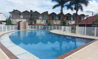 Vendo casa en conjunto con piscina  140 mts, 3 pisos Villavicencio.
