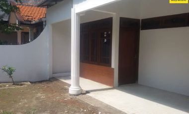 Disewakan Rumah Hunian Asri Tenang Di Jl. Tenggilis Timur Dalam, SBY