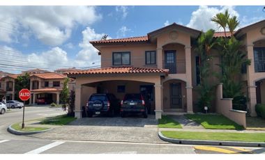 Alquilo Majestuosa Casa  amoblada en Versalles con opción a compra