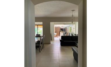 Alquilo Majestuosa Casa  amoblada en Versalles con opción a compra