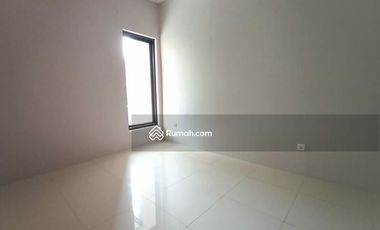 Rumah Minimalis 2 Lantai di Taman Victoria