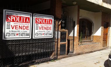 PH frente Chilavert de 3 ambientes con entrada de auto y patio al fondo con parrilla