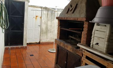 PH frente Chilavert de 3 ambientes con entrada de auto y patio al fondo con parrilla