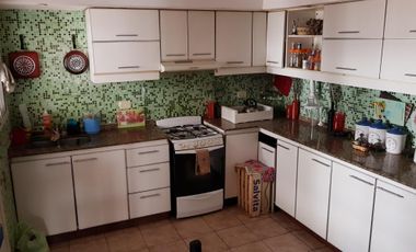 PH frente Chilavert de 3 ambientes con entrada de auto y patio al fondo con parrilla