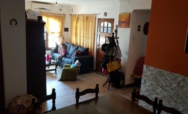 PH frente Chilavert de 3 ambientes con entrada de auto y patio al fondo con parrilla