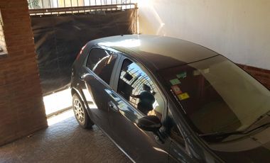 PH frente Chilavert de 3 ambientes con entrada de auto y patio al fondo con parrilla