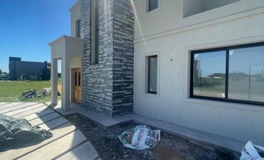 Casa a estrenar en Barrio Los Talas, Canning.