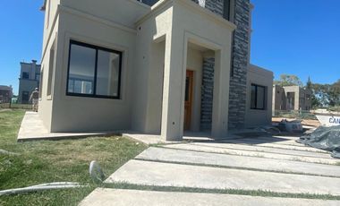 Casa a estrenar en Barrio Los Talas, Canning.