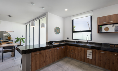 Casa al norte de la ciudad en Privada residencial, 3 habitaciones, Cholul