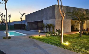 Casa al norte de la ciudad en Privada residencial, 3 habitaciones, Cholul