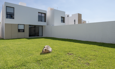 Casa al norte de la ciudad en Privada residencial, 3 habitaciones, Cholul