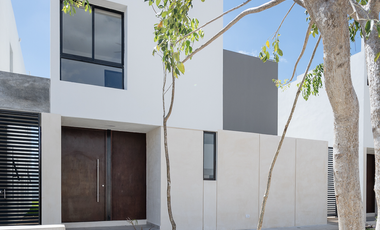 Casa al norte de la ciudad en Privada residencial, 3 habitaciones, Cholul