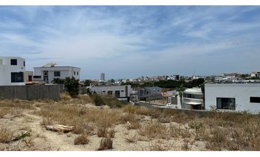 TERRENO EN URBANIZACIÓN ALTOS DE MANTA BEACH, SUR DE MANTA