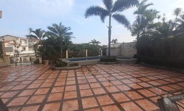 Venta de Casa en Samborondón de 3 dormitorios  Urb Fontana, frente al Lago