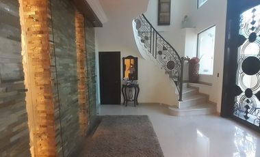 Venta de Casa en Samborondón de 3 dormitorios  Urb Fontana, frente al Lago