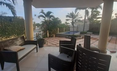 Venta de Casa en Samborondón de 3 dormitorios  Urb Fontana, frente al Lago