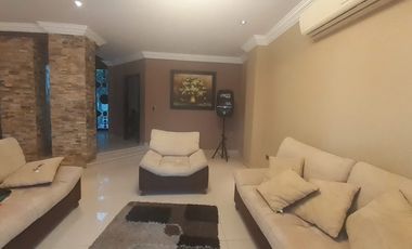 Venta de Casa en Samborondón de 3 dormitorios  Urb Fontana, frente al Lago