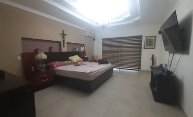 Venta de Casa en Samborondón de 3 dormitorios  Urb Fontana, frente al Lago
