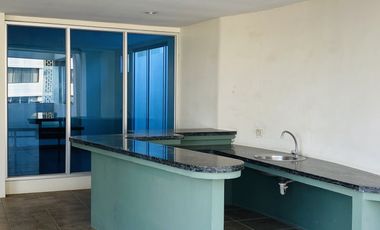Exclusivo Penthouse de Primera Full Amoblado de 3 Dormitorios en el Malecón de Salinas con Garaje