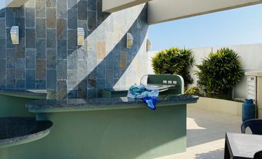 Exclusivo Penthouse de Primera Full Amoblado de 3 Dormitorios en el Malecón de Salinas con Garaje