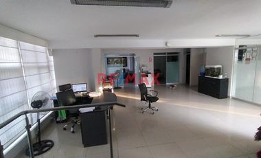 Venta Casa Surco 3 Pisos, Sotano, Terraza Y 3 Cocheras. Vivienda Y Oficinas