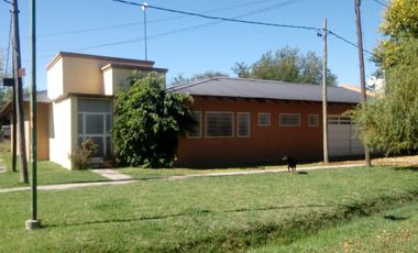 Casa  en venta - 3 dormitorios 2 baños - 400mts2 - La Plata