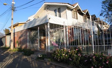 Casa en Venta en Casa 5 Dormitorios, REMODELADA, Av. Mexico, Villa Los Prados.