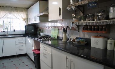 Casa en Venta en Casa 5 Dormitorios, REMODELADA, Av. Mexico, Villa Los Prados.
